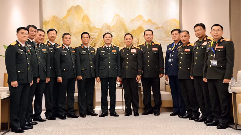 Đoàn đại biểu quân sự cấp cao Việt Nam và Lào tại cuộc gặp. (Ảnh: HẢI TIẾN)