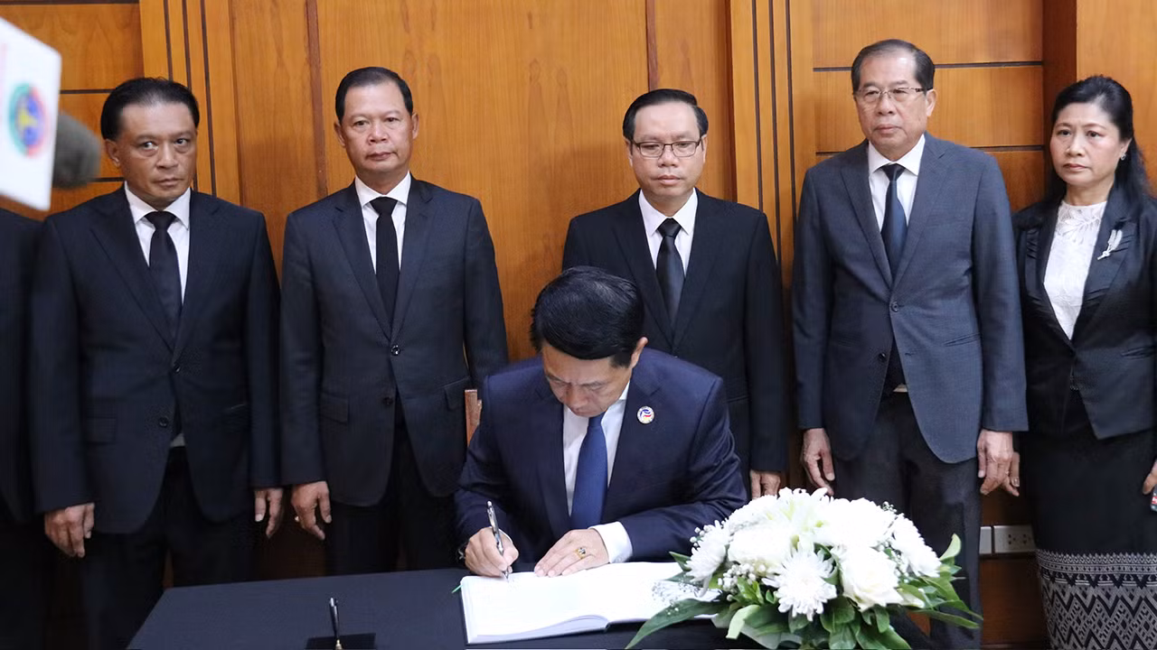 Ghi sổ tang bày tỏ niềm tiếc thương vô hạn, Phó Thủ tướng, Bộ trưởng Ngoại giao Lào viết: “Đồng chí Nguyễn Phú Trọng là nhà lãnh đạo kiên trung, kiệt xuất. Trong suốt cuộc đời hoạt động cách mạng của mình, Đồng chí đã cống hiến không biết mệt mỏi công sức và trí tuệ vào sự nghiệp bảo vệ và phát triển đất nước Việt Nam, nhất là trong công cuộc đổi mới. Đồng chí đã quyết liệt trong việc chỉ đạo, lãnh đạo đất nước Việt Nam không ngừng phát triển, góp phần làm cho vai trò và vị thế của Việt Nam ngày càng được nâng cao ở khu vực và trên trường quốc tế...Đặc biệt, đồng chí luôn luôn quan tâm, lo lắng và góp phần quan trọng vào việc vun đắp, thắt chặt và phát triển mối quan hệ hữu nghị vĩ đại, đoàn kết đặc biệt và hợp tác toàn diện giữa hai nước Lào-Việt Nam anh em trong suốt thời gian qua”. Ghi sổ tang bày tỏ niềm tiếc thương vô hạn, Phó Thủ tướng, Bộ trưởng Ngoại giao Lào viết: “Đồng chí Nguyễn Phú Trọng là nhà lãnh đạo kiên trung, kiệt xuất. Trong suốt cuộc đời hoạt động cách mạng của mình, Đồng chí đã cống hiến không biết mệt mỏi công sức và trí tuệ vào sự nghiệp bảo vệ và phát triển đất nước Việt Nam, nhất là trong công cuộc đổi mới. Đồng chí đã quyết liệt trong việc chỉ đạo, lãnh đạo đất nước Việt Nam không ngừng phát triển, góp phần làm cho vai trò và vị thế của Việt Nam ngày càng được nâng cao ở khu vực và trên trường quốc tế...Đặc biệt, đồng chí luôn luôn quan tâm, lo lắng và góp phần quan trọng vào việc vun đắp, thắt chặt và phát triển mối quan hệ hữu nghị vĩ đại, đoàn kết đặc biệt và hợp tác toàn diện giữa hai nước Lào-Việt Nam anh em trong suốt thời gian qua”.