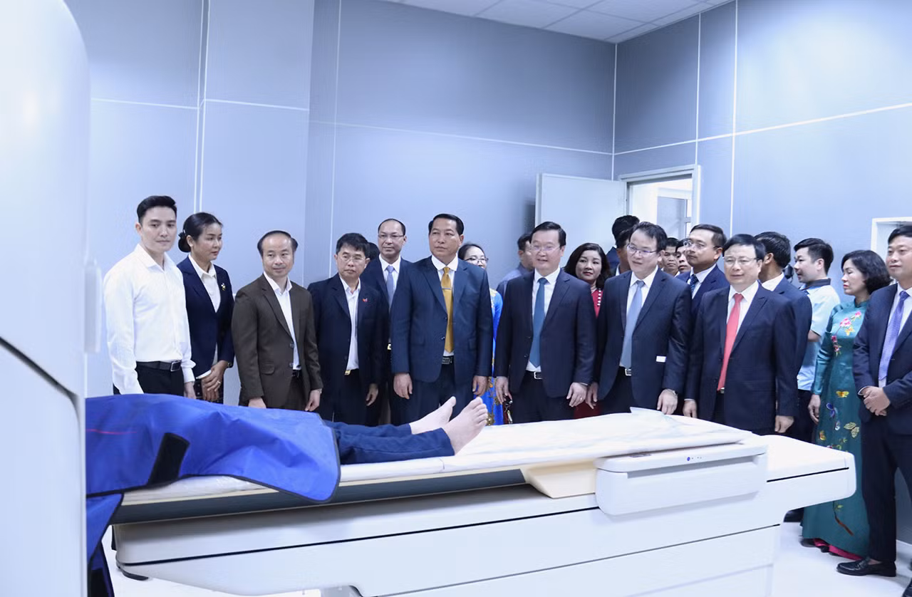 Các đại biểu tham quan cơ sở vật chất và trang thiết bị hiện đại của Bệnh viện. (Ảnh: Trịnh Dũng) Các đại biểu tham quan cơ sở vật chất và trang thiết bị hiện đại của Bệnh viện. (Ảnh: Trịnh Dũng)