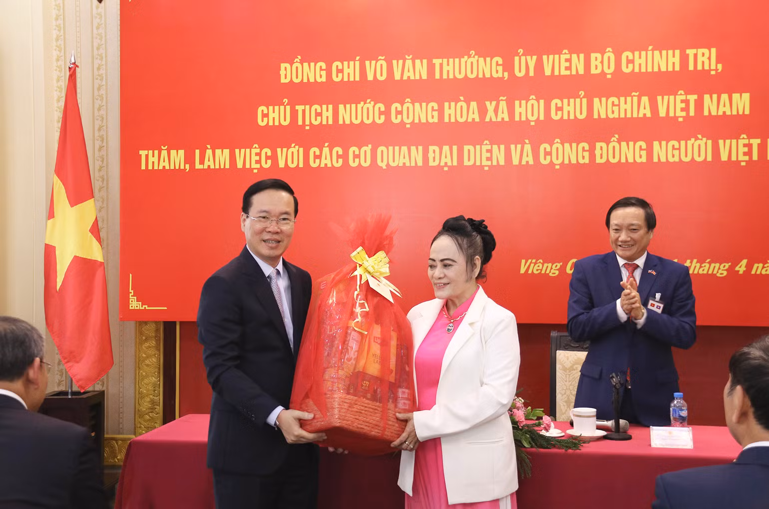 Chủ tịch nước Võ Văn Thưởng tặng quà cho đại diện cộng đồng người Việt Nam tại Lào nhân dịp Tết cổ truyền Bun Pi May. (Ảnh: TRỊNH DŨNG)