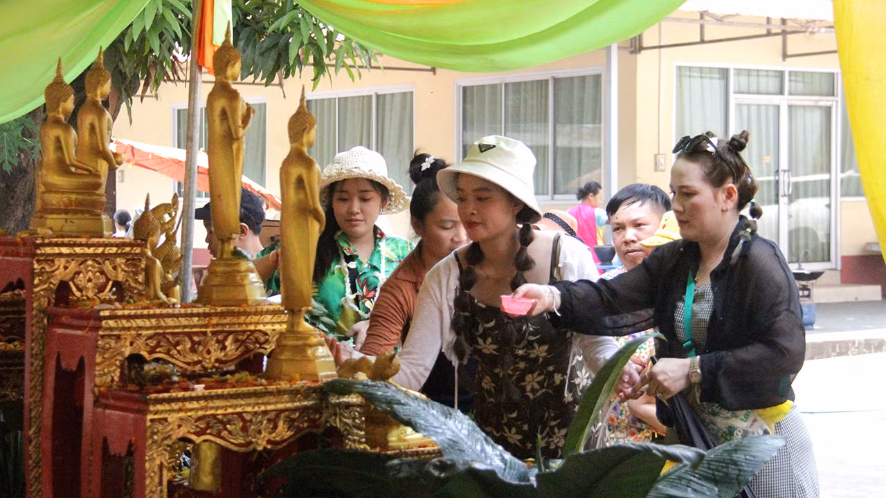 Người dân cả nước Lào nô nức thực hiện lễ tắm tượng Phật từ sáng sớm ngày 13/4. Người dân cả nước Lào nô nức thực hiện lễ tắm tượng Phật từ sáng sớm ngày 13/4.