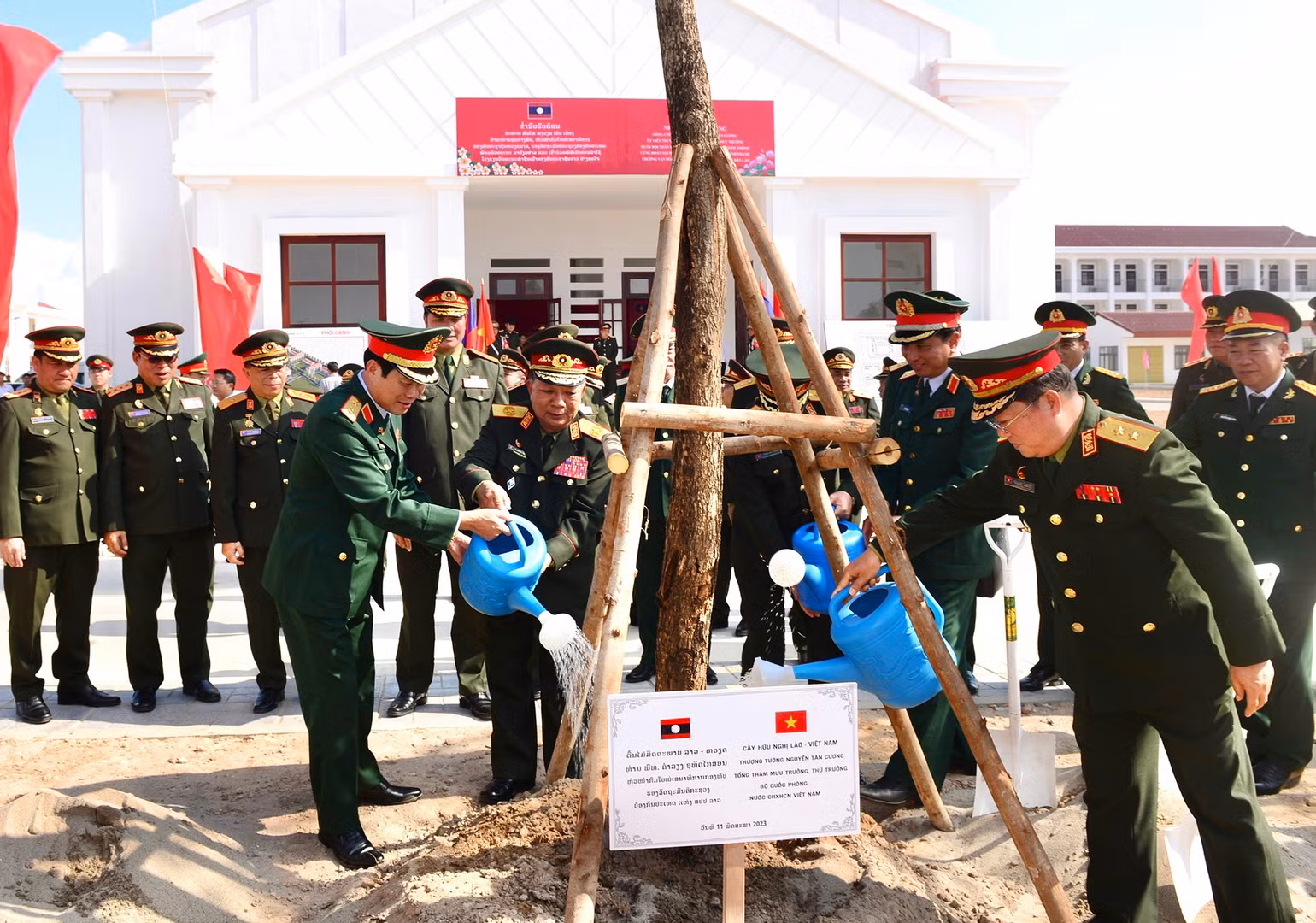 Các đại biểu trồng cây lưu niệm trong khuôn viên Trường. (Ảnh: Trịnh Dũng)