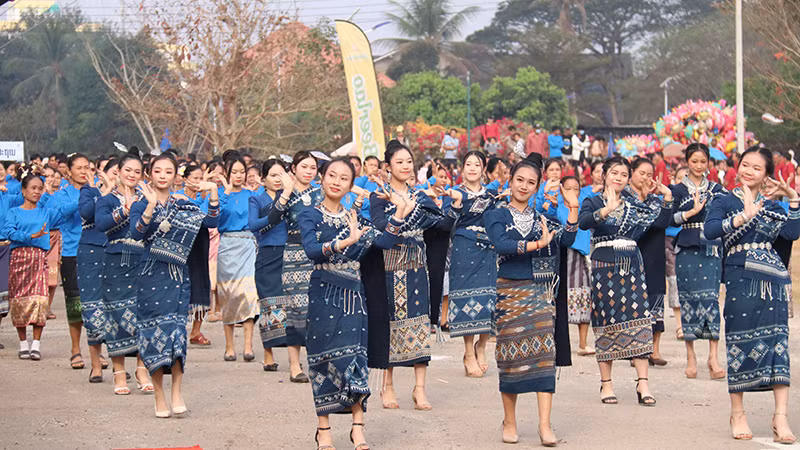 Các đoàn diễu hành của người dân tỉnh Sayaboury thể hiện những nét văn hóa độc đáo của địa phương. Ảnh: Hải Tiến Các đoàn diễu hành của người dân tỉnh Sayaboury thể hiện những nét văn hóa độc đáo của địa phương. Ảnh: Hải Tiến