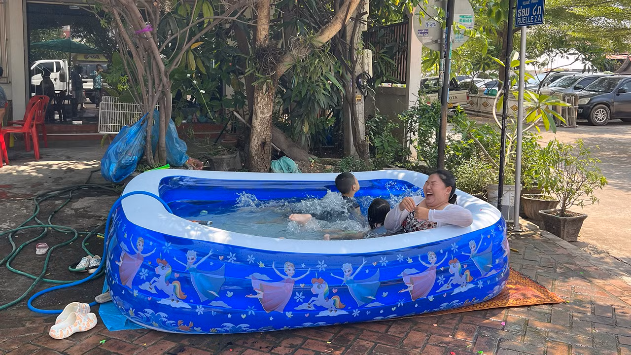 Dọc các tuyến phố, nhiều bể bơi mini được người dân Lào chuẩn bị sẵn để té nước cầu may. Dọc các tuyến phố, nhiều bể bơi mini được người dân Lào chuẩn bị sẵn để té nước cầu may.