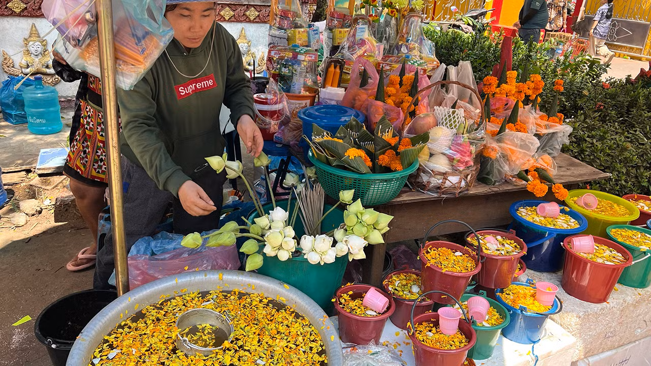 Nước dùng để tắm tượng Phật là nước thơm được pha chế từ những loài hoa đặc sắc của Lào như Dok-khun (muồng hoàng yến), Dok Champa (hoa Chăm-pa)... Nước dùng để tắm tượng Phật là nước thơm được pha chế từ những loài hoa đặc sắc của Lào như Dok-khun (muồng hoàng yến), Dok Champa (hoa Chăm-pa)...