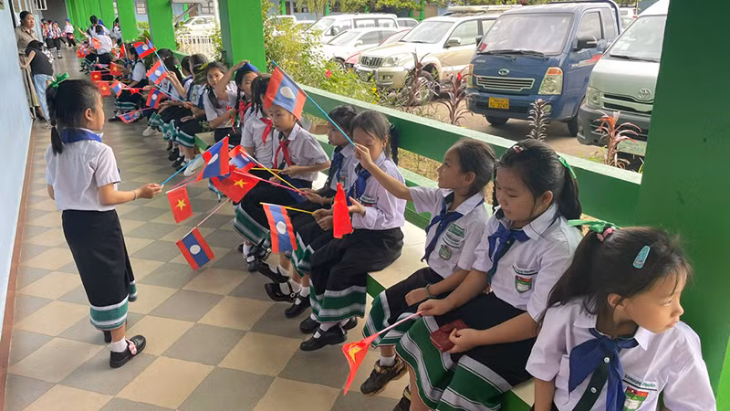 Các em học sinh háo hức bước vào năm học mới. (Ảnh: Hải Tiến) Các em học sinh háo hức bước vào năm học mới. (Ảnh: Hải Tiến)