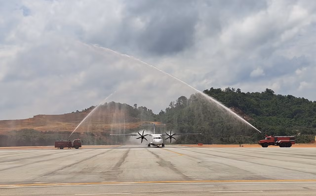 Lễ đưa sân bay Nongkhang vào sử dụng. (Ảnh: TRỊNH DŨNG) Lễ đưa sân bay Nongkhang vào sử dụng. (Ảnh: TRỊNH DŨNG)