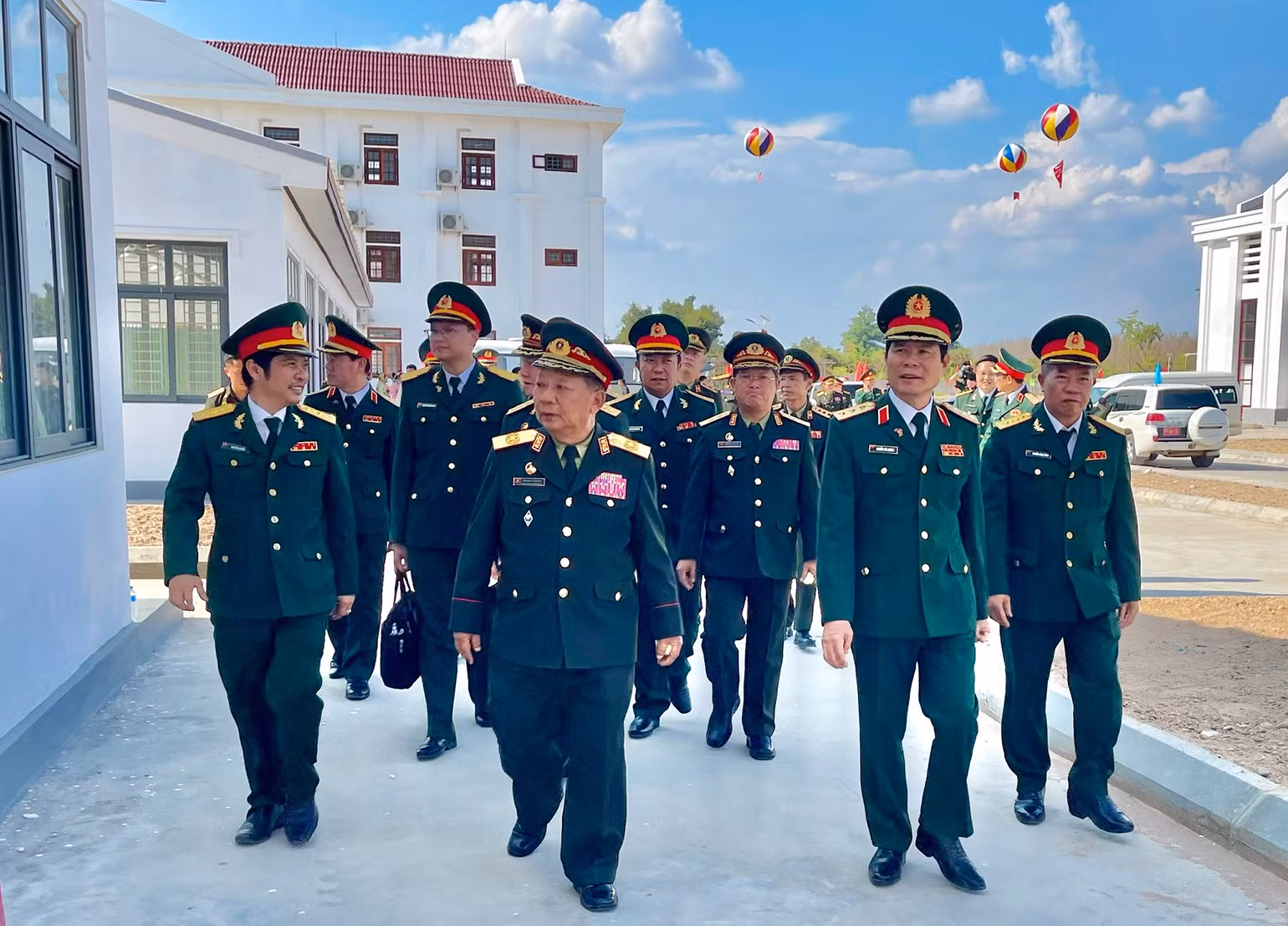 Các đại biểu tham quan các hạng mục công trình. Ảnh: Trịnh Dũng
