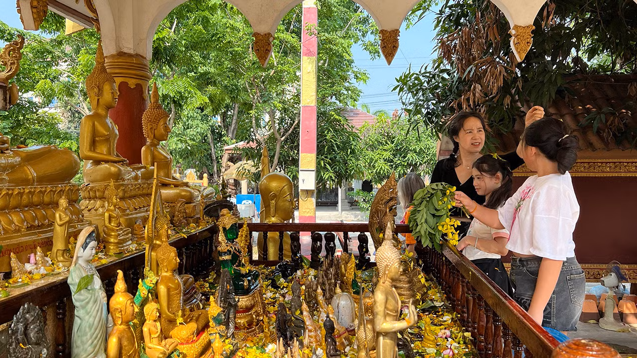 Nước thơm sau khi dùng để tắm những bức tượng Phật được người dân Lào thoa lên đầu và mặt để cầu mong một năm mới an lành, thịnh vượng. Nước thơm sau khi dùng để tắm những bức tượng Phật được người dân Lào thoa lên đầu và mặt để cầu mong một năm mới an lành, thịnh vượng.