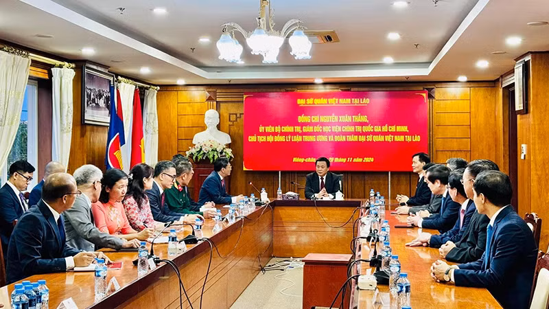 Đồng chí Nguyễn Xuân Thắng và Đoàn đến thăm Đại sứ quán Việt Nam tại Lào. (Ảnh: Hải Tiến)