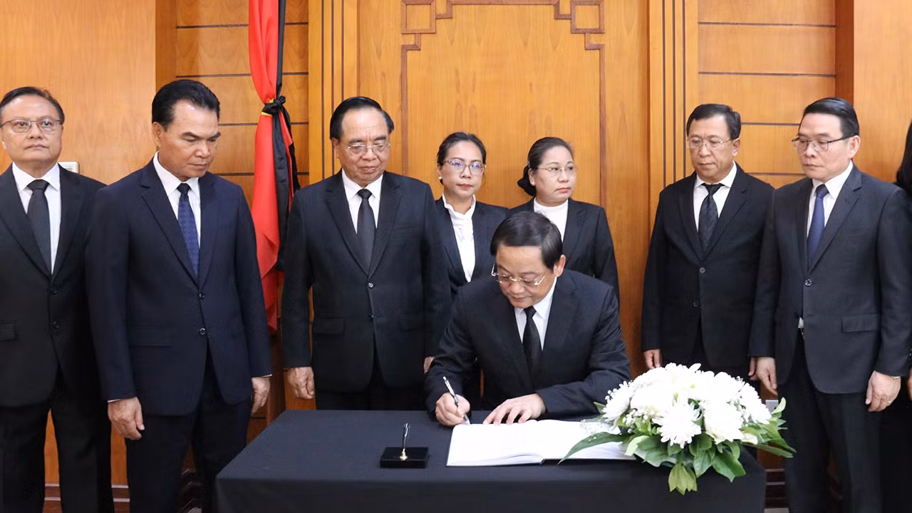 Ghi sổ tang bày tỏ niềm tiếc thương vô hạn, Thủ tướng Chính phủ Lào viết: “Đồng chí Nguyễn Phú Trọng ra đi, không chỉ là mất mát to lớn và sự đau buồn của gia quyến, của Đảng, Nhà nước, Quốc hội và nhân dân Việt Nam anh em, Đảng, Nhà nước, Quốc hội và nhân dân các dân tộc Lào của chúng tôi cũng mất đi người bạn thân thiết nhất. Đồng chí Nguyễn Phú Trọng luôn luôn quan tâm, lo lắng và góp phần tích cực vào việc phát triển mối quan hệ hữu nghị vĩ đại, đoàn kết đặc biệt và hợp tác toàn diện giữa hai Đảng, hai Nhà nước và nhân dân hai nước Lào-Việt Nam ngày càng tốt đẹp”. Ghi sổ tang bày tỏ niềm tiếc thương vô hạn, Thủ tướng Chính phủ Lào viết: “Đồng chí Nguyễn Phú Trọng ra đi, không chỉ là mất mát to lớn và sự đau buồn của gia quyến, của Đảng, Nhà nước, Quốc hội và nhân dân Việt Nam anh em, Đảng, Nhà nước, Quốc hội và nhân dân các dân tộc Lào của chúng tôi cũng mất đi người bạn thân thiết nhất. Đồng chí Nguyễn Phú Trọng luôn luôn quan tâm, lo lắng và góp phần tích cực vào việc phát triển mối quan hệ hữu nghị vĩ đại, đoàn kết đặc biệt và hợp tác toàn diện giữa hai Đảng, hai Nhà nước và nhân dân hai nước Lào-Việt Nam ngày càng tốt đẹp”.