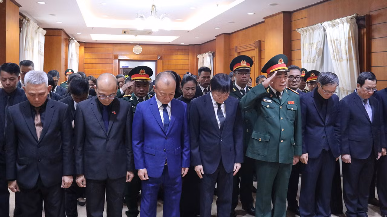 Đúng 7 giờ sáng 25/7, Đoàn Đảng ủy, Đại sứ quán Việt Nam tại Lào và các cơ quan bên cạnh trang trọng vào viếng Tổng Bí thư Nguyễn Phú Trọng. Đúng 7 giờ sáng 25/7, Đoàn Đảng ủy, Đại sứ quán Việt Nam tại Lào và các cơ quan bên cạnh trang trọng vào viếng Tổng Bí thư Nguyễn Phú Trọng.