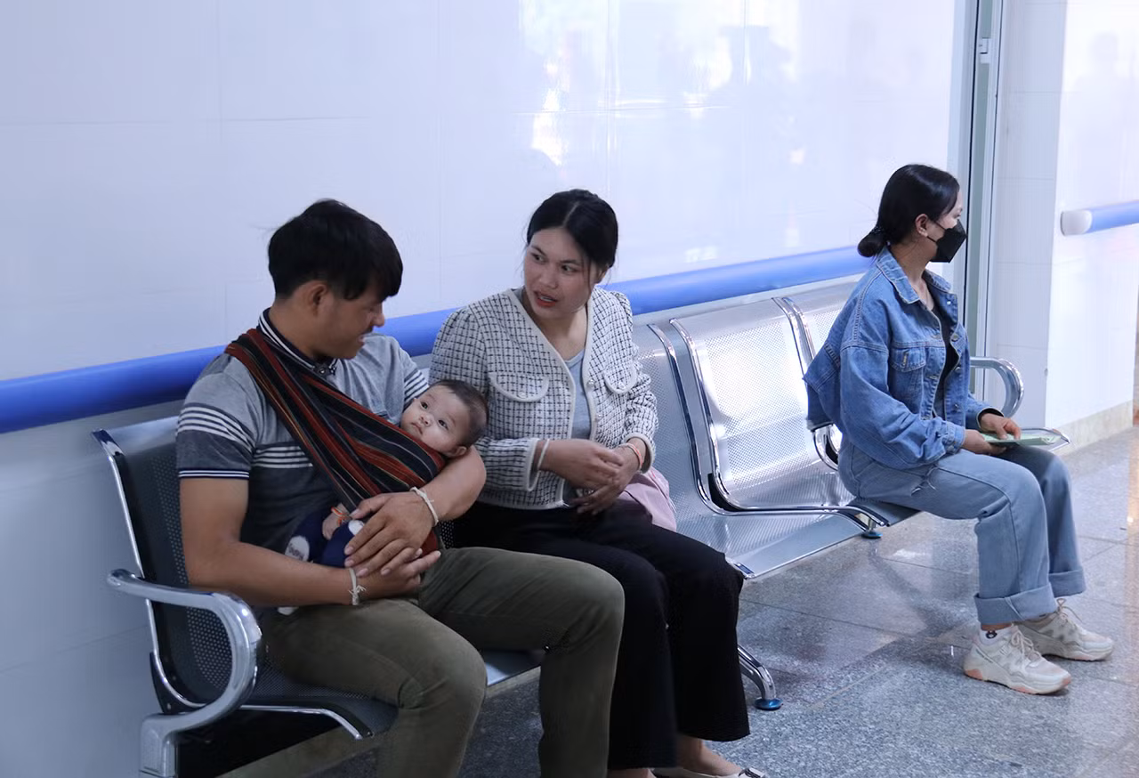Người dân tỉnh Xiengkhouang tại Bệnh viện mới. (Ảnh: Trịnh Dũng) Người dân tỉnh Xiengkhouang tại Bệnh viện mới. (Ảnh: Trịnh Dũng)