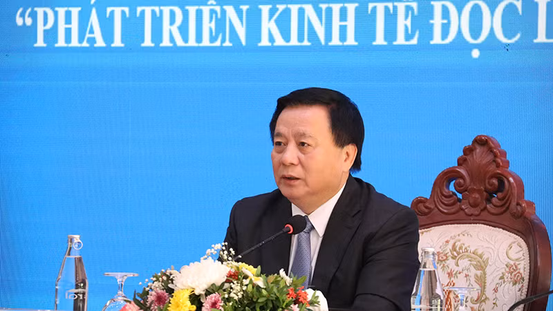 0Đồng chí Nguyễn Xuân Thắng phát biểu đề dẫn tại Hội thảo. (Ảnh: Trịnh Dũng)