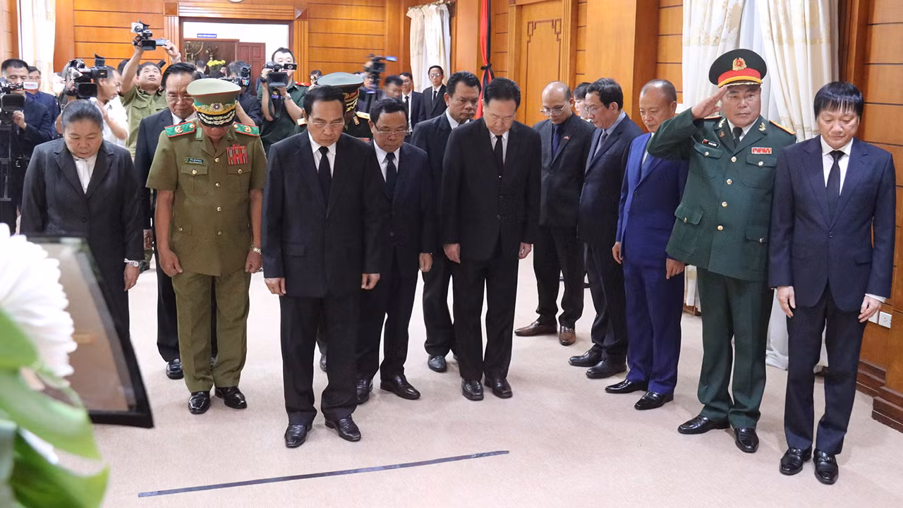 Đoàn đại biểu Ban Chấp hành Trung ương Đảng Nhân dân Cách mạng Lào do đồng chí Bounthong Chitmany, Ủy viên Bộ Chính trị, Thường trực Ban Bí thư, Phó Chủ tịch nước dẫn đầu đến viếng Tổng Bí thư Nguyễn Phú Trọng. Đoàn đại biểu Ban Chấp hành Trung ương Đảng Nhân dân Cách mạng Lào do đồng chí Bounthong Chitmany, Ủy viên Bộ Chính trị, Thường trực Ban Bí thư, Phó Chủ tịch nước dẫn đầu đến viếng Tổng Bí thư Nguyễn Phú Trọng.