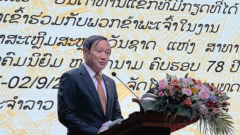 Đại sứ Nguyễn Bá Hùng đọc diễn văn khai mạc buổi lễ. (Ảnh: Trịnh Dũng) Đại sứ Nguyễn Bá Hùng đọc diễn văn khai mạc buổi lễ. (Ảnh: Trịnh Dũng)