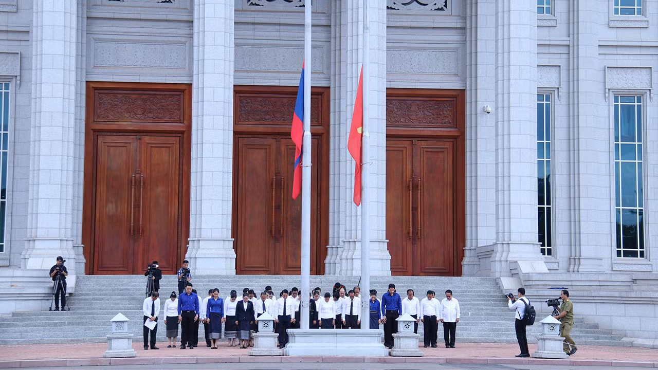Đúng 8 giờ sáng 25/7, tại Tòa nhà Quốc hội Lào và trụ sở các cơ quan, đoàn thể của Lào đã trang trọng diễn ra nghi lễ treo cờ rủ thể hiện Quốc tang nhằm tưởng niệm đồng chí Nguyễn Phú Trọng. Ảnh: Lễ treo cờ rủ tại Tòa nhà Quốc hội Lào. Đúng 8 giờ sáng 25/7, tại Tòa nhà Quốc hội Lào và trụ sở các cơ quan, đoàn thể của Lào đã trang trọng diễn ra nghi lễ treo cờ rủ thể hiện Quốc tang nhằm tưởng niệm đồng chí Nguyễn Phú Trọng. Ảnh: Lễ treo cờ rủ tại Tòa nhà Quốc hội Lào.