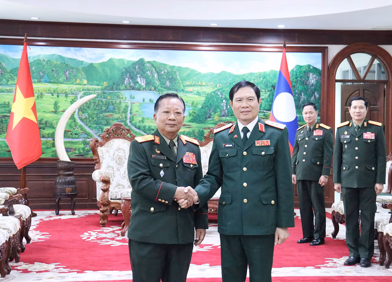 Đại tướng Chansamone Chanyalath và Thượng tướng Nguyễn Tân Cương tại buổi tiếp. Ảnh: Trịnh Dũng