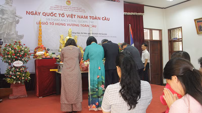 Dâng hương tưởng nhớ các Vua Hùng. (Ảnh: HẢI TIẾN)