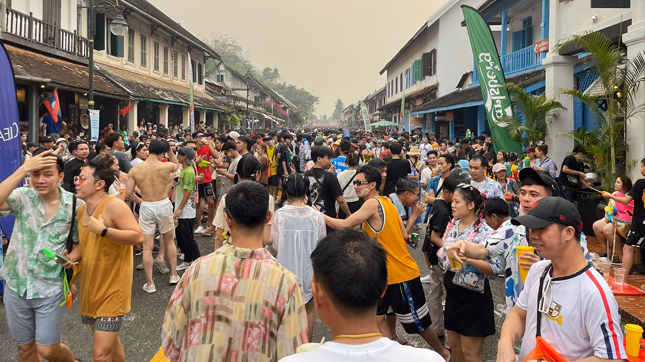 Người dân Lào và du khách tưng bừng tham gia hoạt động té nước tại thành phố du lịch Luang Prabang. Người dân Lào và du khách tưng bừng tham gia hoạt động té nước tại thành phố du lịch Luang Prabang.