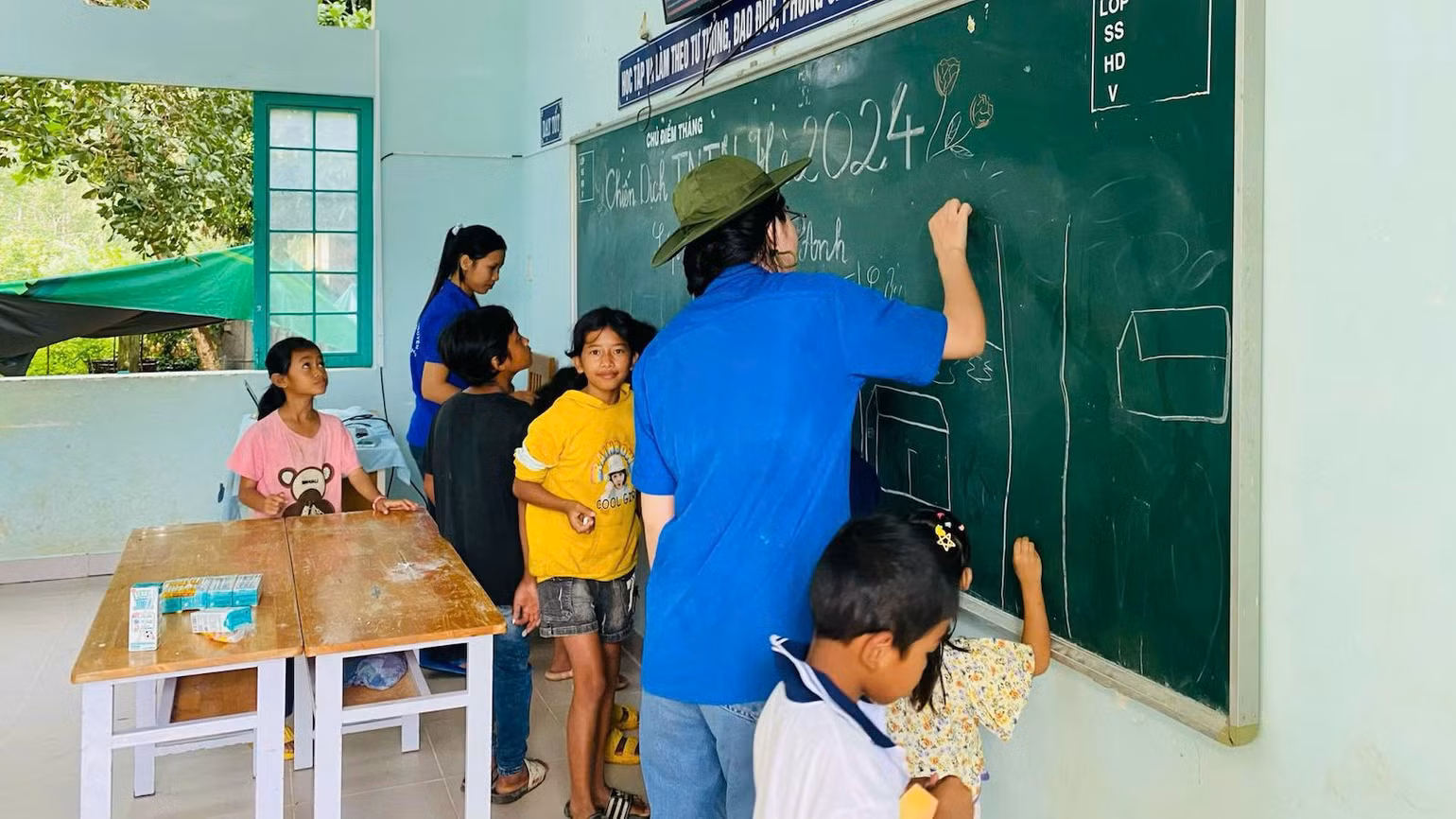 Thanh niên tình nguyện tổ chức sinh hoạt hè cho học sinh