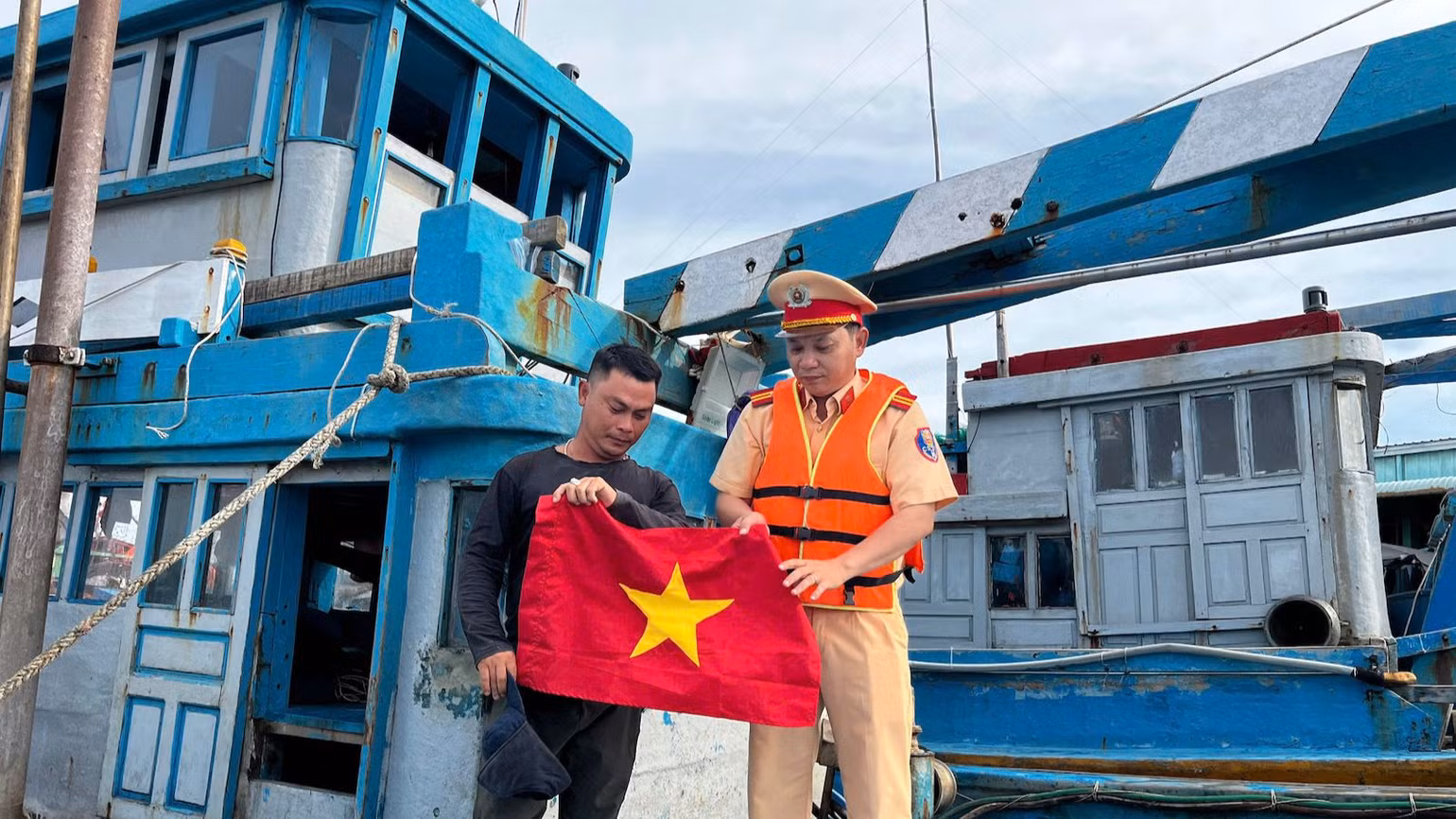Cảnh sát đường thủy tặng cờ Tổ quốc cho ngư dân. Cảnh sát đường thủy tặng cờ Tổ quốc cho ngư dân.