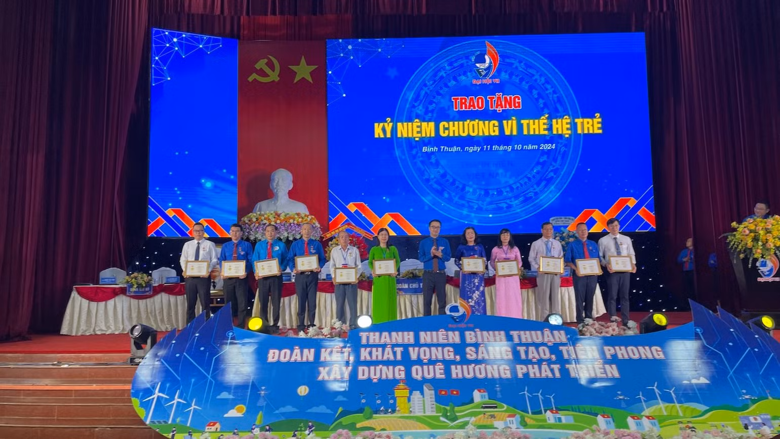 Trao tặng Kỷ niệm chương Trao tặng Kỷ niệm chương