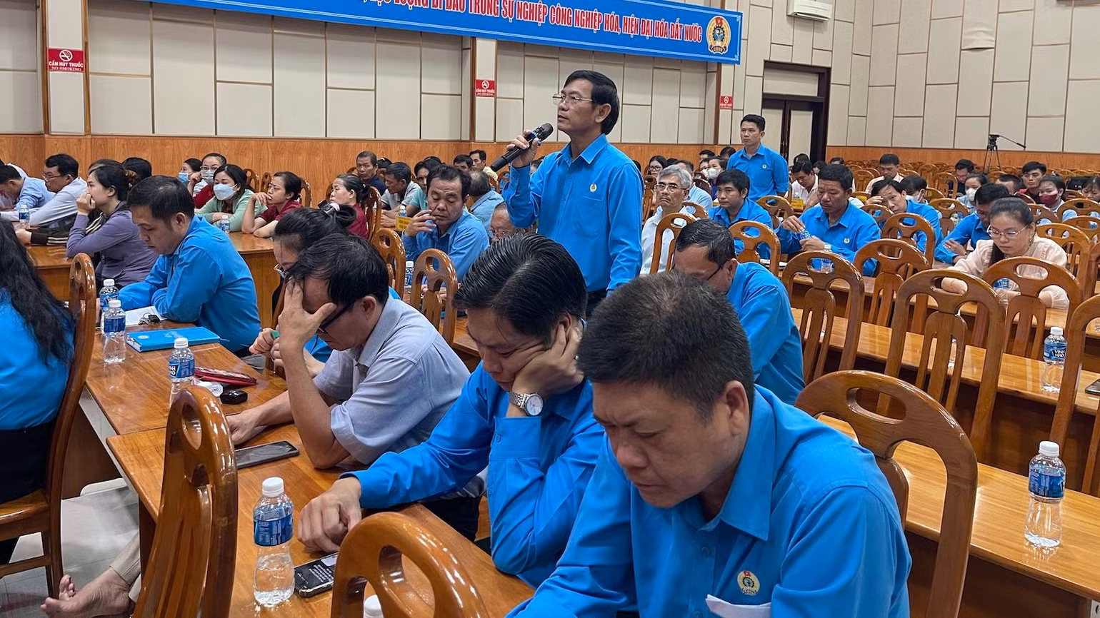 Các cử tri đưa ra những ý kiến, tâm tư trong công việc. Các cử tri đưa ra những ý kiến, tâm tư trong công việc.
