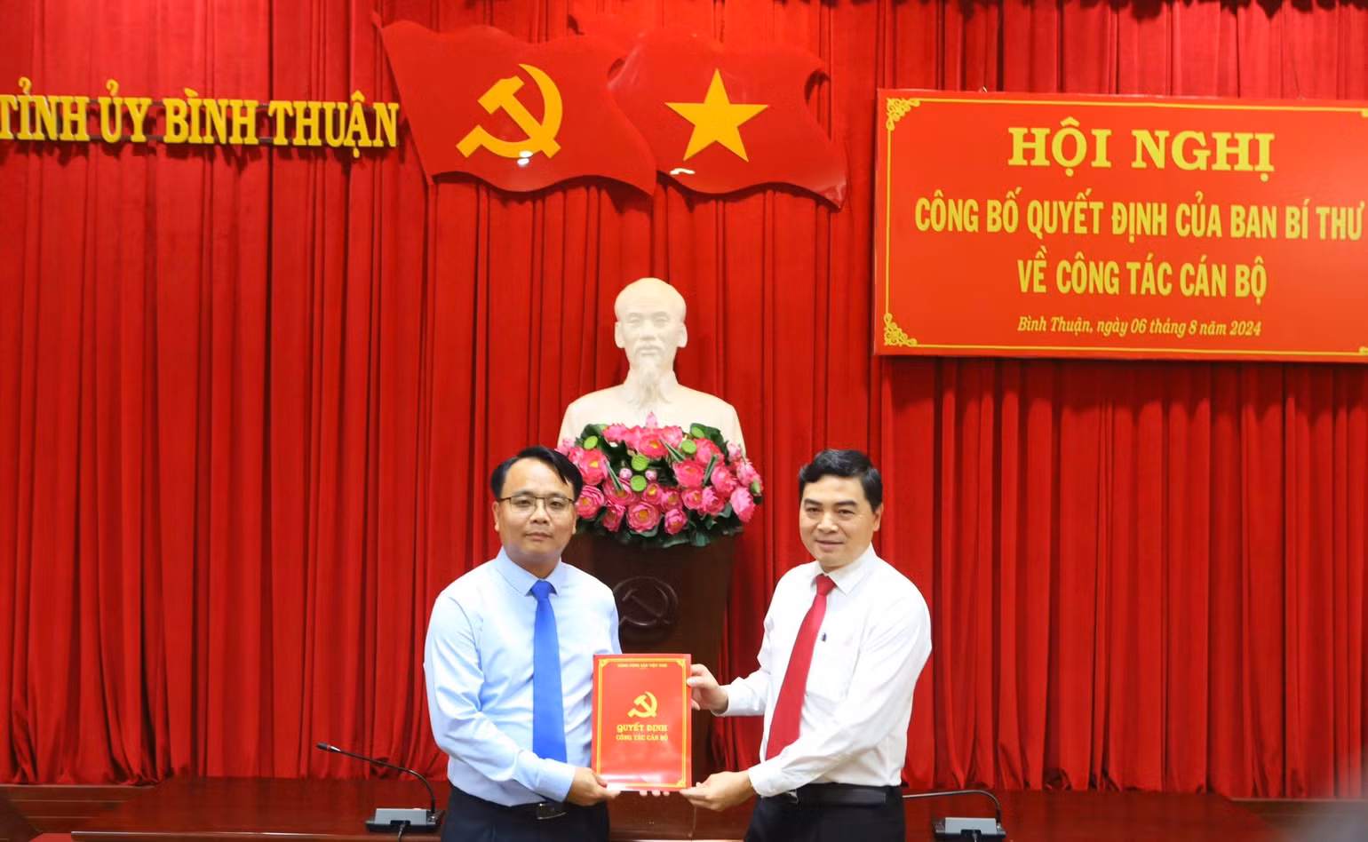 Đồng chí Nguyễn Hoài Anh, Ủy viên dự khuyết Trung ương Đảng, Bí thư Tỉnh ủy Bình Thuận trao Quyết định chuẩn y cho tân Phó Bí thư Tỉnh ủy Đặng Hồng Sỹ. Đồng chí Nguyễn Hoài Anh, Ủy viên dự khuyết Trung ương Đảng, Bí thư Tỉnh ủy Bình Thuận trao Quyết định chuẩn y cho tân Phó Bí thư Tỉnh ủy Đặng Hồng Sỹ.