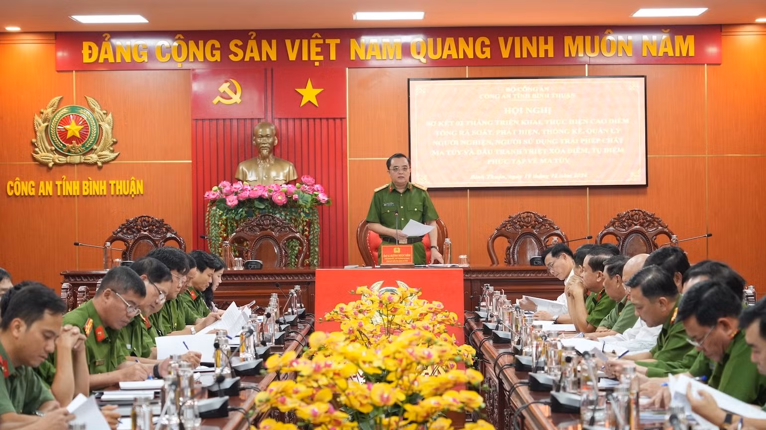 Đại tá Huỳnh Ngọc Liêm, Phó Giám đốc, Thủ trưởng cơ quan CSĐT Công an tỉnh chỉ đạo các đơn vị. Đại tá Huỳnh Ngọc Liêm, Phó Giám đốc, Thủ trưởng cơ quan CSĐT Công an tỉnh chỉ đạo các đơn vị.