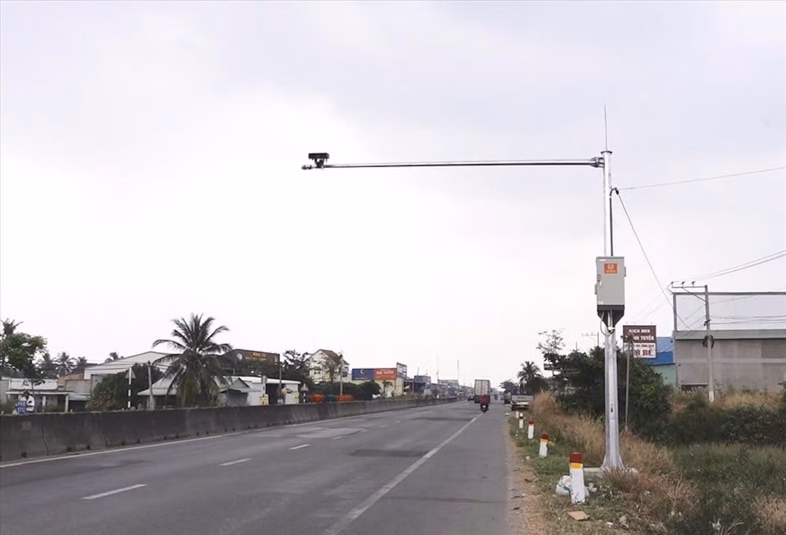 Camera đo tốc độ đa làn, giám sát ngày đêm, tự động có ghi hình.