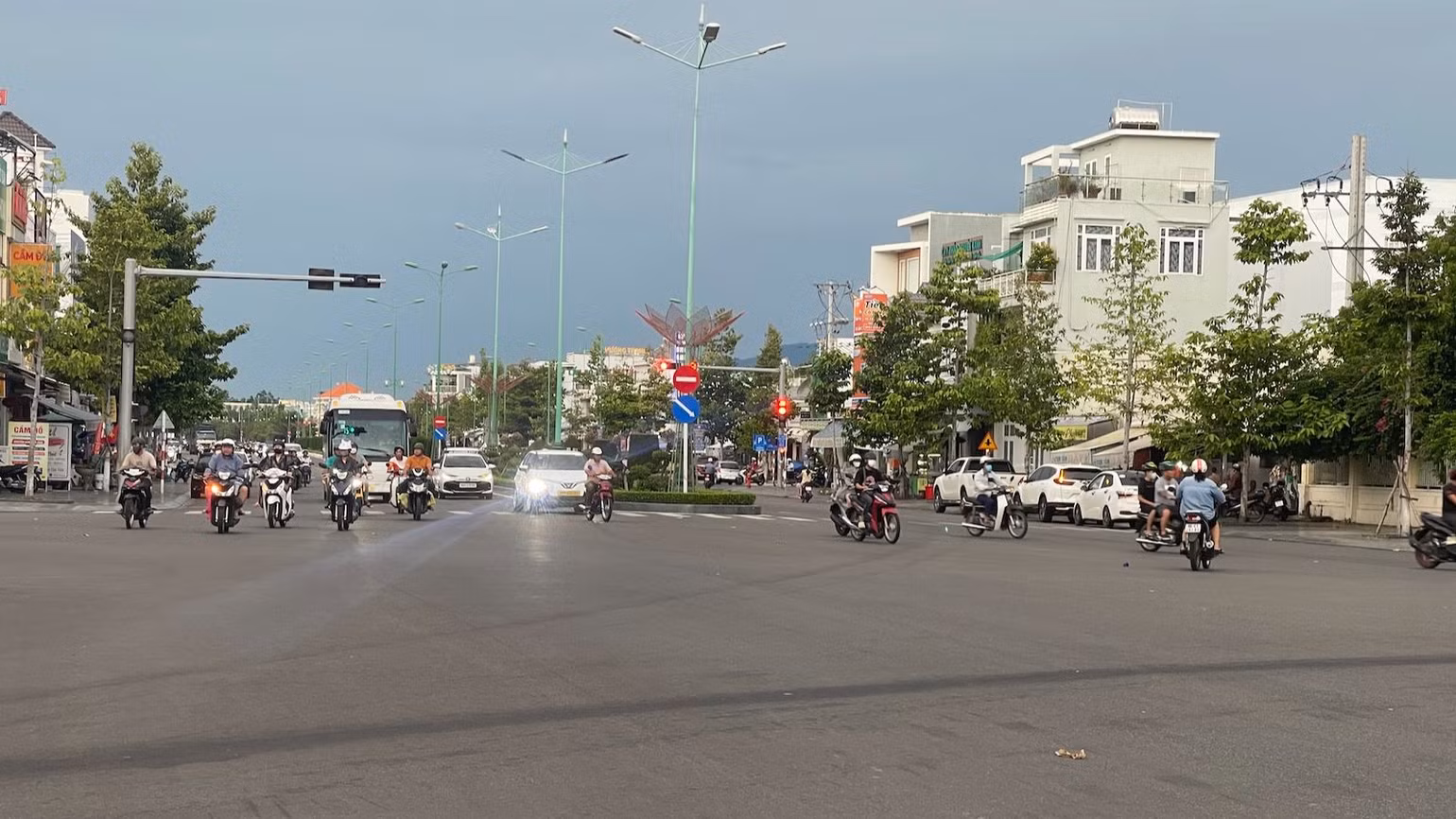 Đường Lê Duẩn kết nối với đường Quốc lộ 1A đi vào trung tâm thành phố