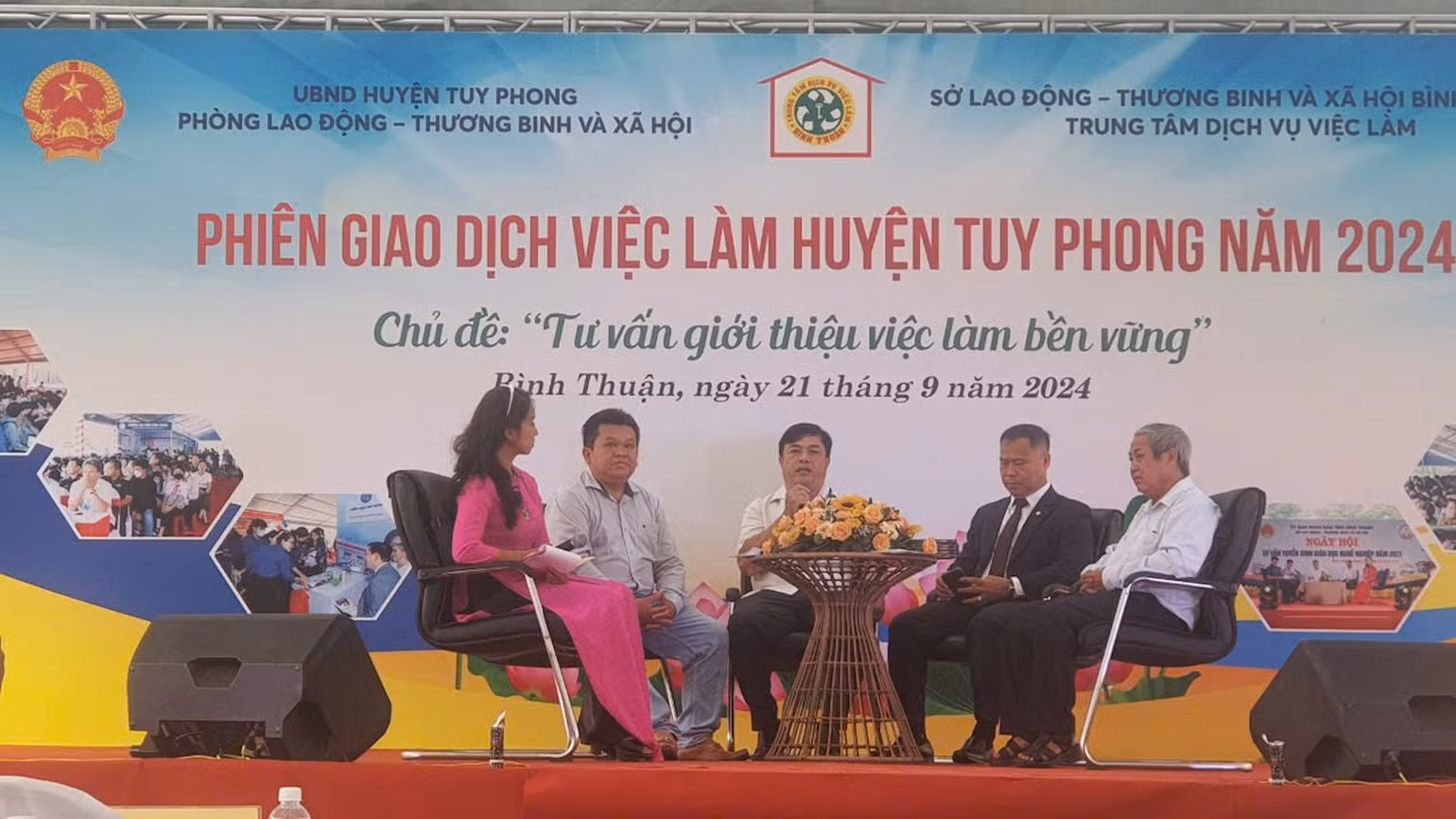 Các doanh nghiệp tư vấn tại phiên giao dịch