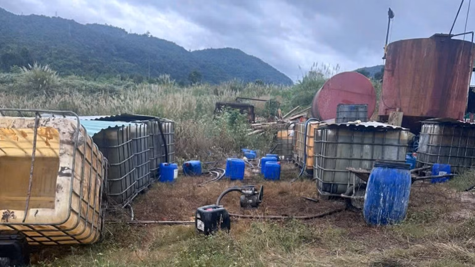 Khu vực tái chế nhớt.