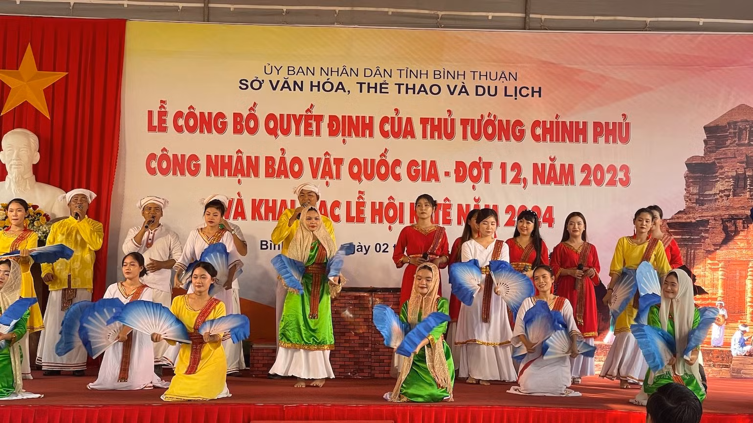 Người Chăm biểu diễn văn nghệ trong lễ công bố.