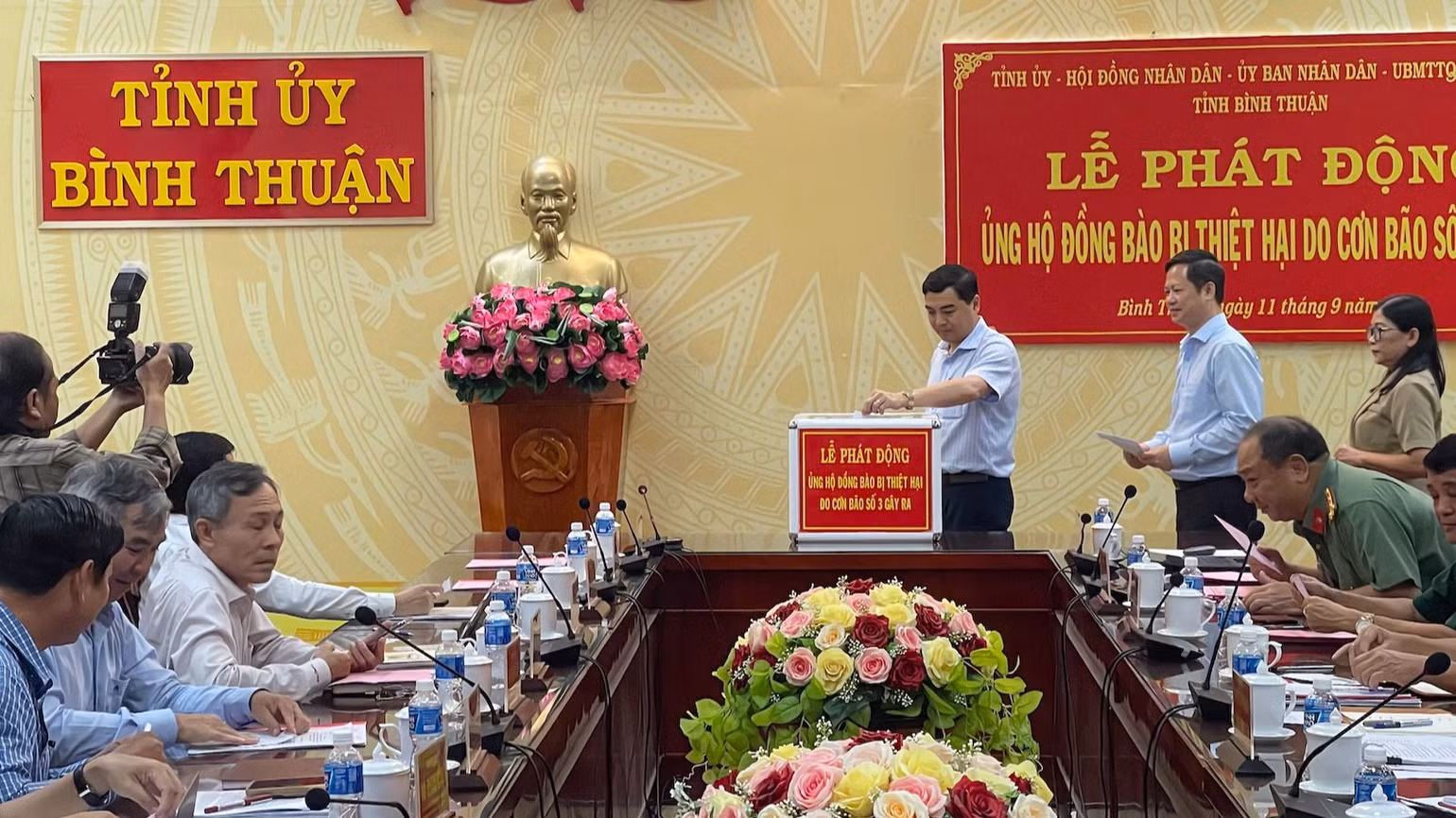Bí thư Tỉnh ủy Bình Thuận Nguyễn Hoài Anh ủng hộ tại buổi lễ Bí thư Tỉnh ủy Bình Thuận Nguyễn Hoài Anh ủng hộ tại buổi lễ