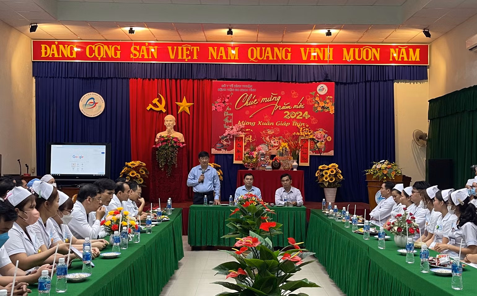 Đồng chí Nguyễn Hoài Anh, Phó Bí thư Thường trực Tỉnh ủy Bình Thuận thăm đội ngũ cán bộ tại Bệnh viện Đa khoa tỉnh Bình Thuận.