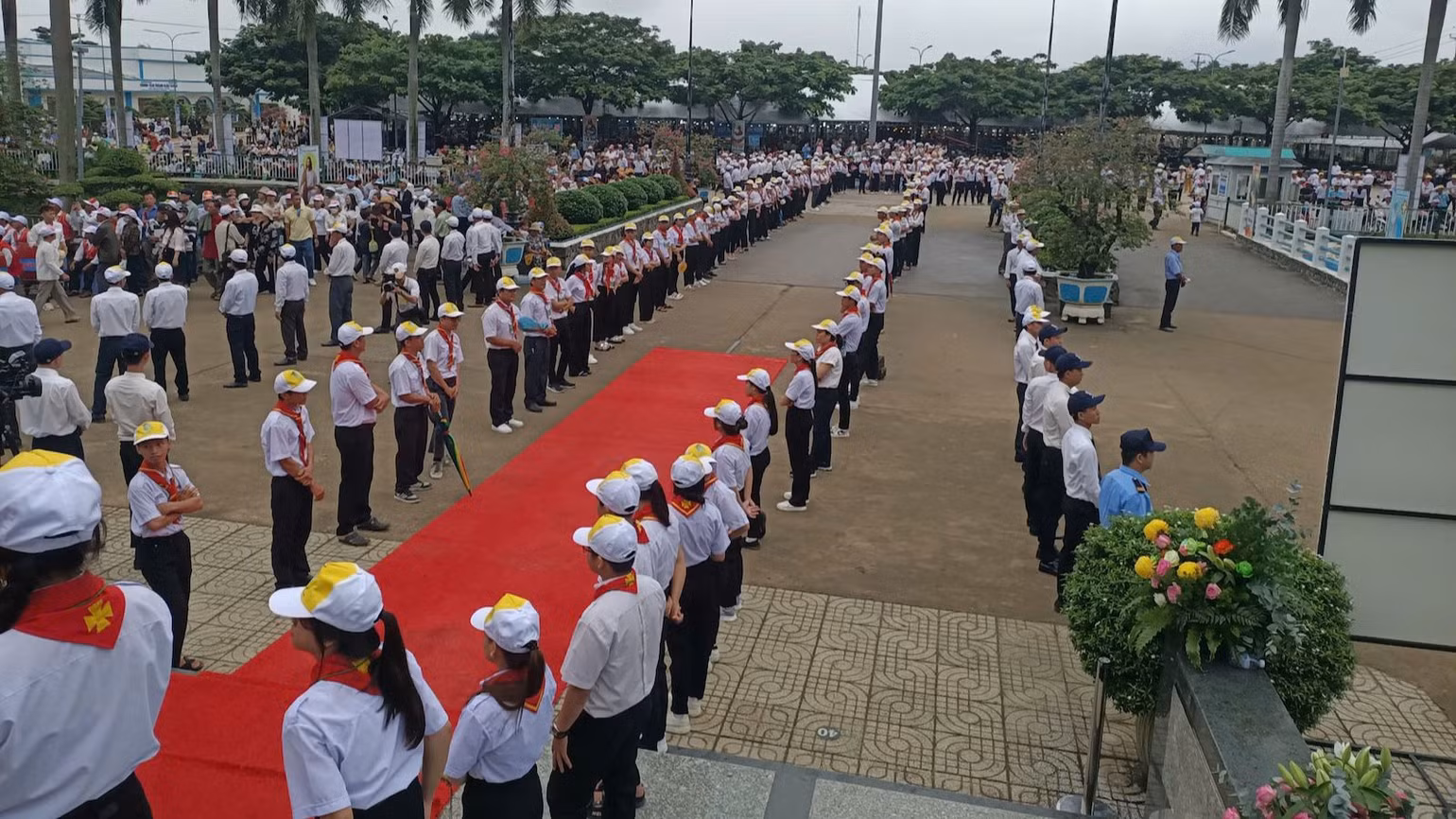Nhiều người đứng xếp hàng làm lễ Nhiều người đứng xếp hàng làm lễ