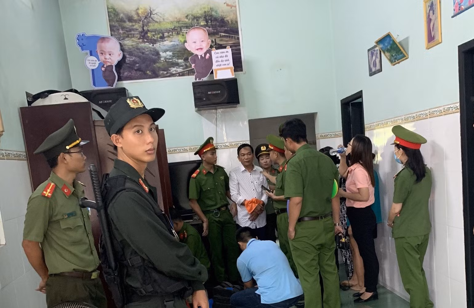 Cơ quan điều tra cũng thực hiện lệnh khám xét chỗ ở, nơi làm việc của bị can Hoàng Tuy. Cơ quan điều tra cũng thực hiện lệnh khám xét chỗ ở, nơi làm việc của bị can Hoàng Tuy.