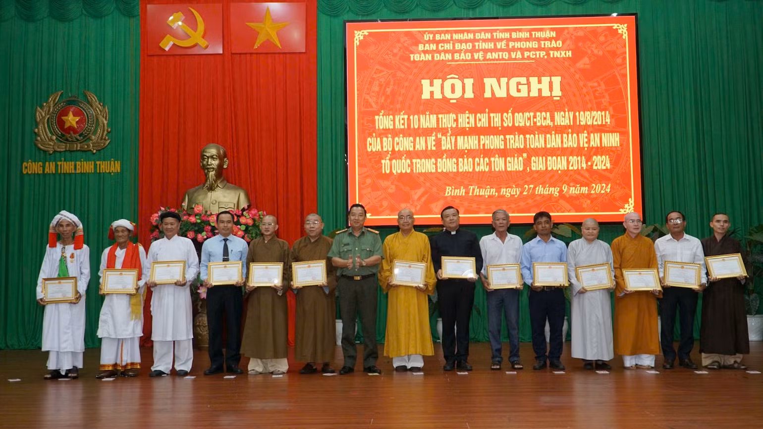 Đại tá Trần Văn Mười tặng Bằng khen cho các chức sắc.