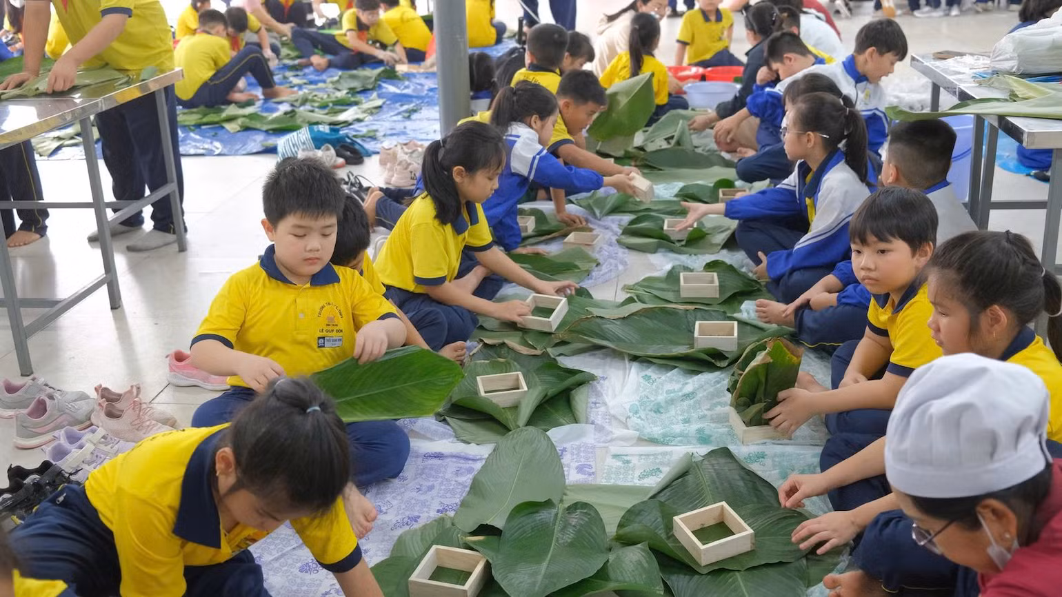 Trường Lê Quý Đôn (thành phố Phan Thiết) dạy các em học sinh làm bánh chưng. Trường Lê Quý Đôn (thành phố Phan Thiết) dạy các em học sinh làm bánh chưng.