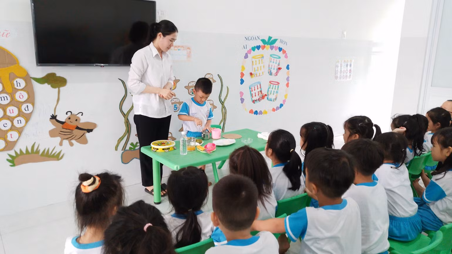 Trường mẫu giáo Tuổi thơ (huyện Đức Linh) tổ chức dạy học cho các em. Trường mẫu giáo Tuổi thơ (huyện Đức Linh) tổ chức dạy học cho các em.