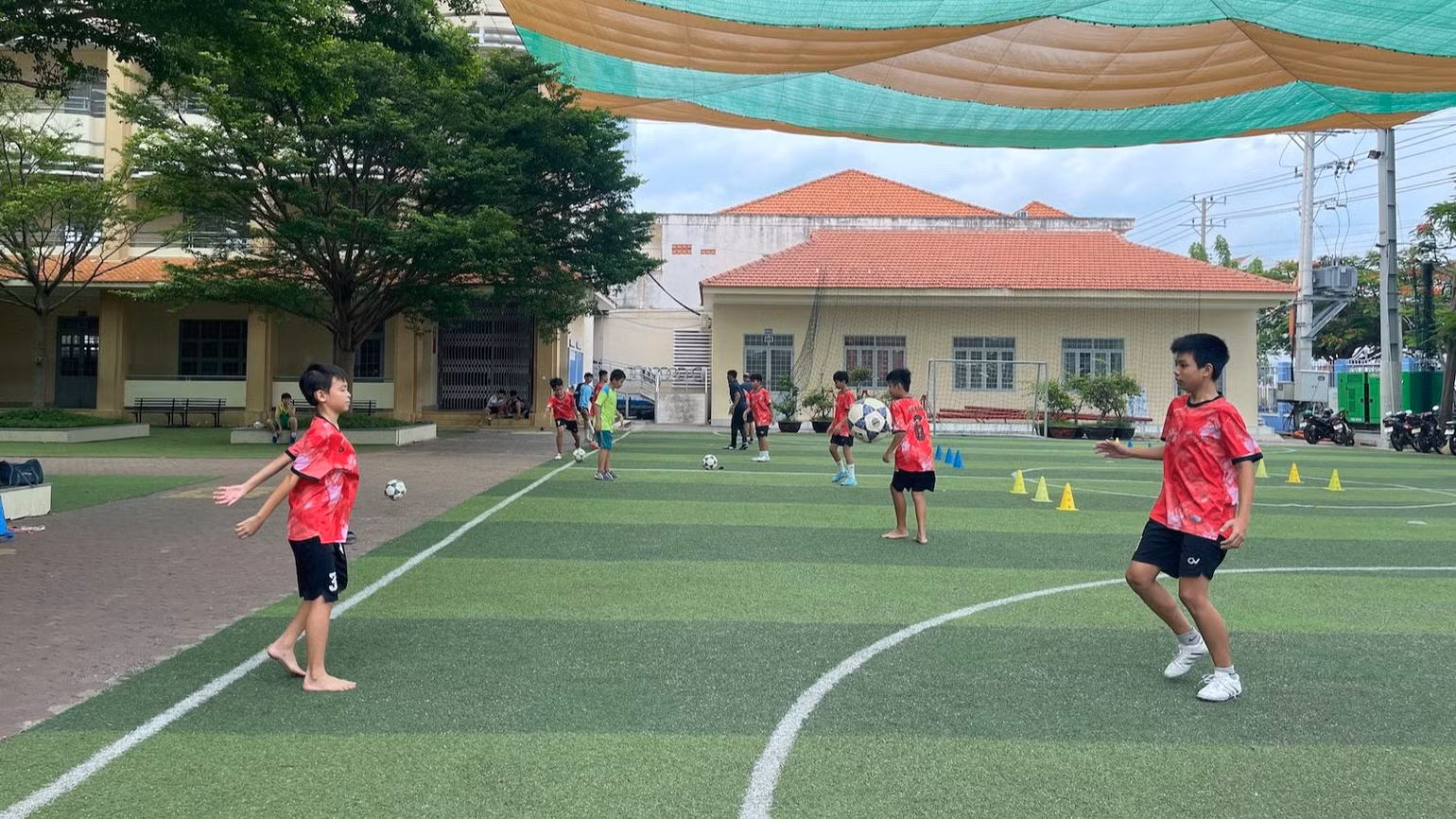 Học sinh của Trường trung học cơ sở, trung học phổ thông Lê Lợi (thành phố Phan Thiết). Học sinh của Trường trung học cơ sở, trung học phổ thông Lê Lợi (thành phố Phan Thiết).