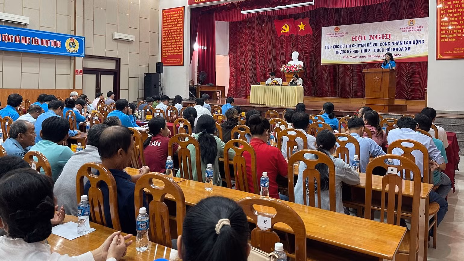 Nhiều người tham dự hội nghị. Nhiều người tham dự hội nghị.
