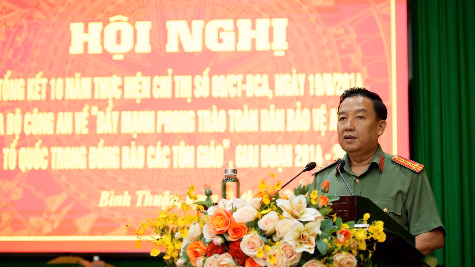 Đại tá Trần Văn Mười, Phó Giám đốc Công an tỉnh Bình Thuận phát biểu tại hội nghị.