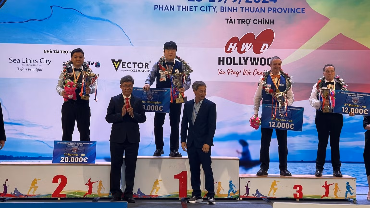 Đồng chí Nguyễn Minh, Phó Chủ tịch Ủy ban nhân dân tỉnh Bình Thuận trao chức vô địch cho tay cơ người Hàn Quốc Đồng chí Nguyễn Minh, Phó Chủ tịch Ủy ban nhân dân tỉnh Bình Thuận trao chức vô địch cho tay cơ người Hàn Quốc