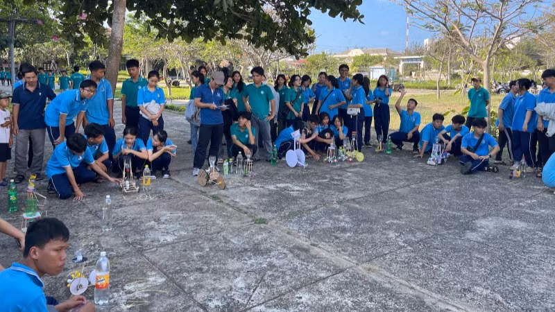 Các em học sinh tại huyện Phú Quý tham gia cuộc thi tại trường. Các em học sinh tại huyện Phú Quý tham gia cuộc thi tại trường.