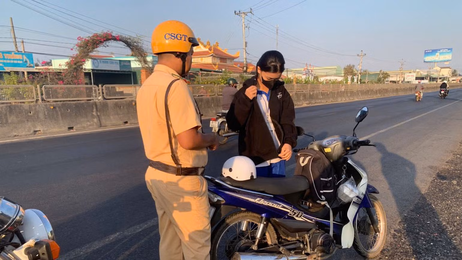 Cảnh sát giao thông xử lý trường hợp vi phạm giao thông.