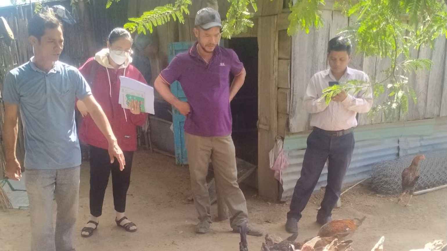 Các bộ khuyến nông kiểm tra đàn gà của đồng bào dân tộc nuôi.