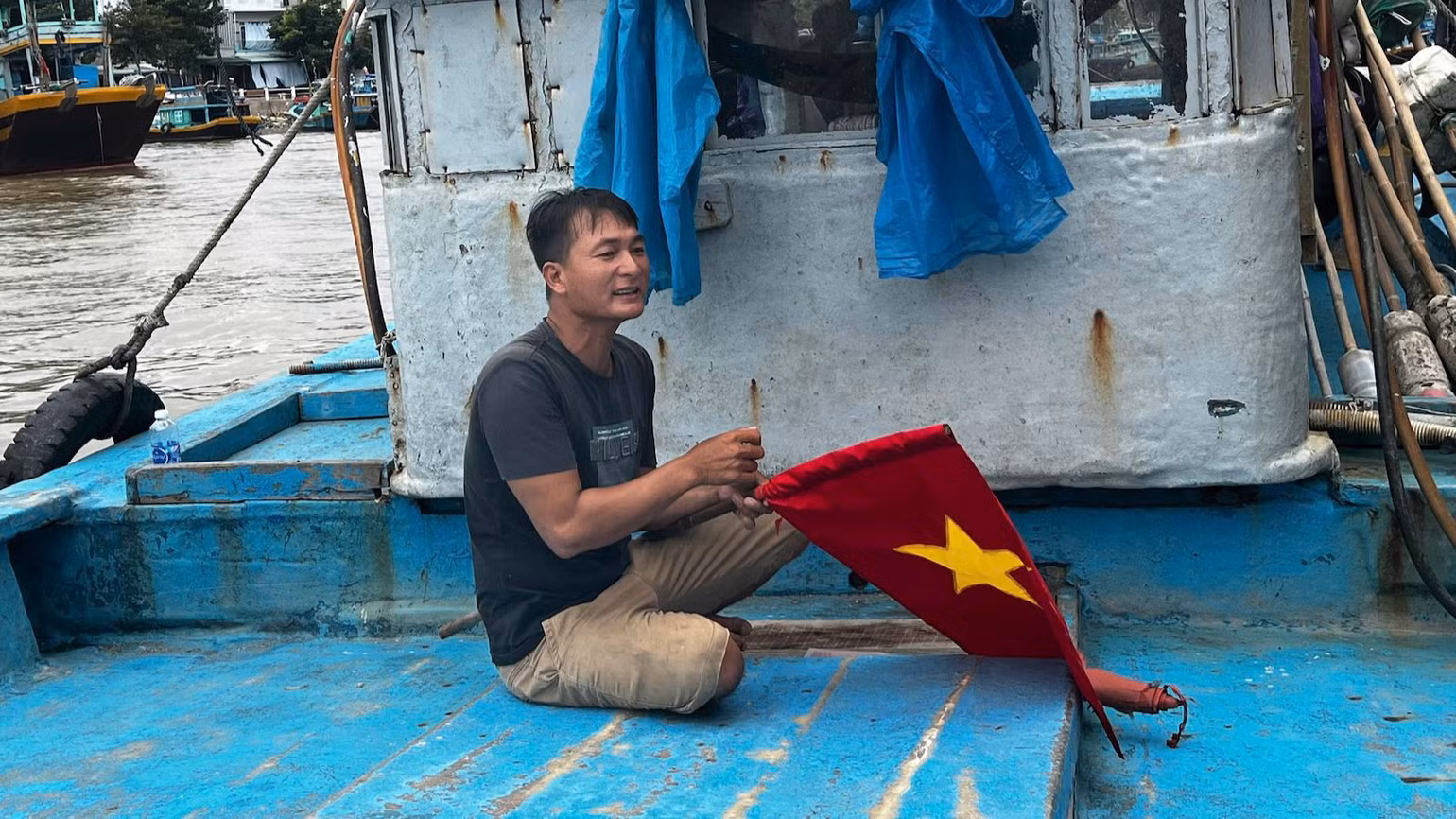 Ngư dân chuẩn bị treo cờ. Ngư dân chuẩn bị treo cờ.
